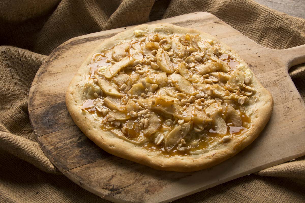 caramel apple pizza