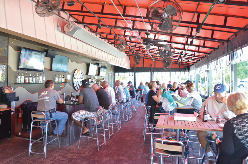 outdoor patio seating, pizzeria